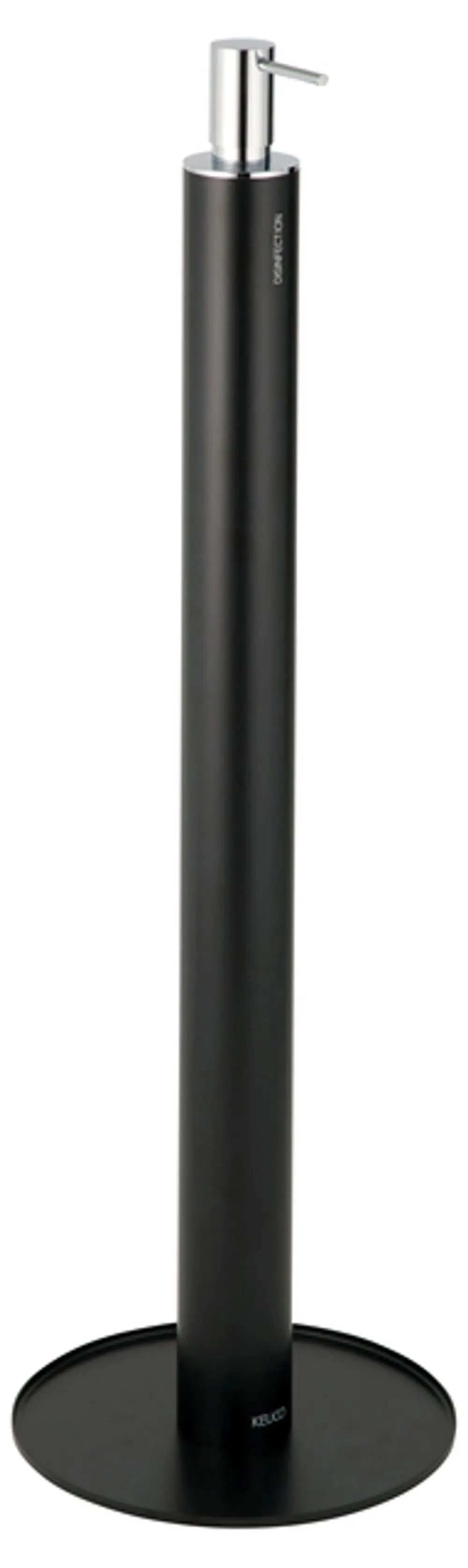 Schwarzer Desinfektionsmittelspender von Keuco mit Standfuß und verchromter Pumpe. Hochformatige, zylindrische Form mit runder Basis.